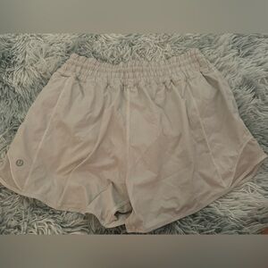 Lululemon Hotty hot Low Rise 4” shorts. WHITE. SIZE 4.